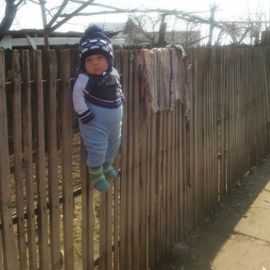 Мальчик повис на заборе