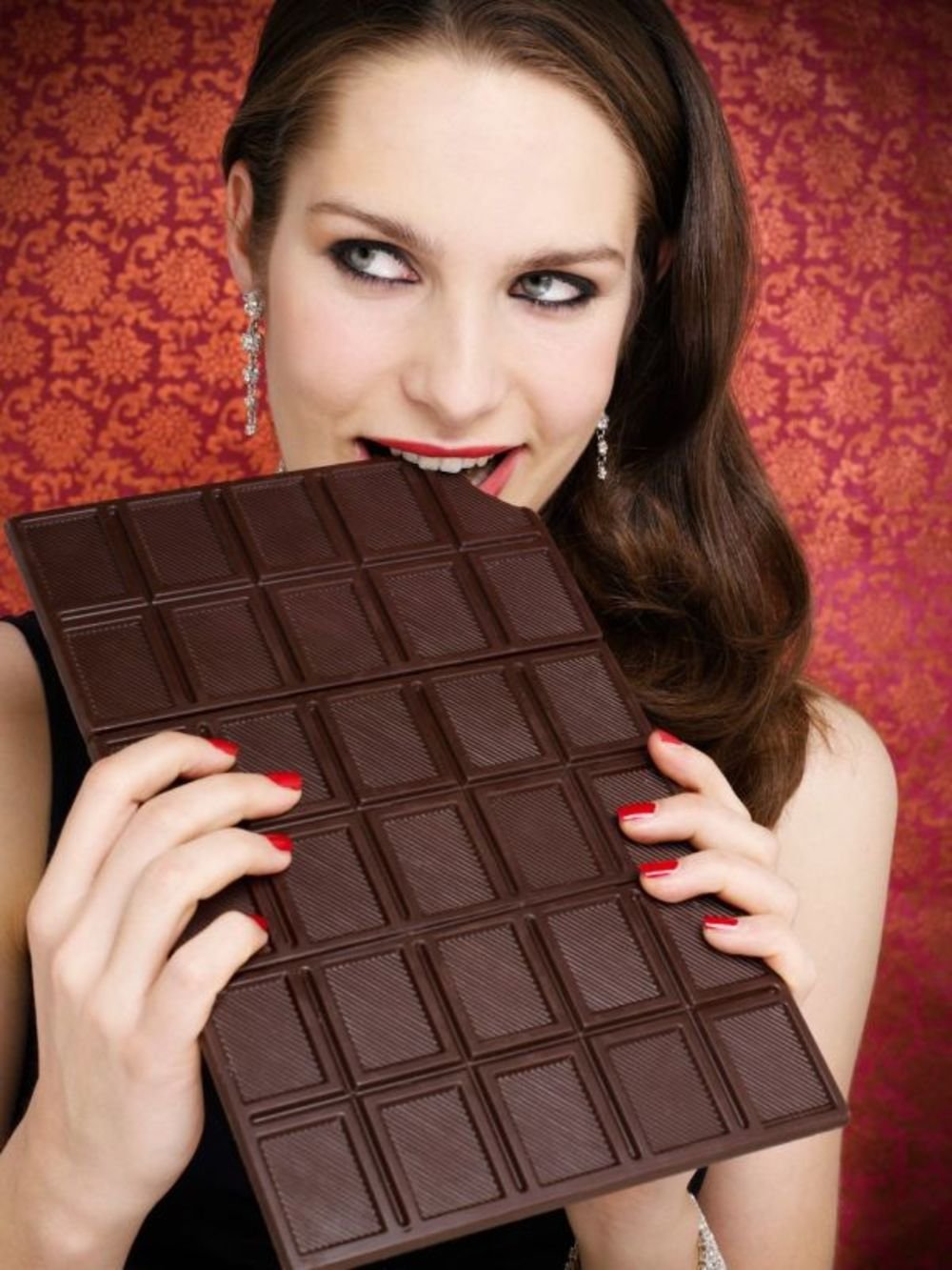 Девушка с огромной шоколадкой