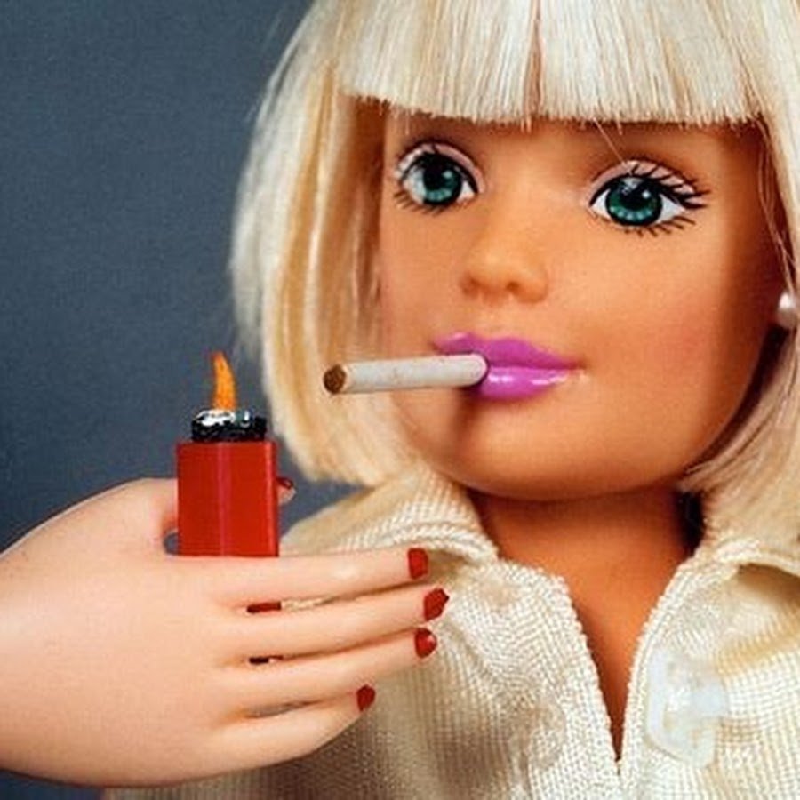 Кукла Барби с сигаретой