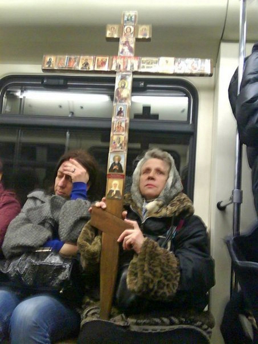 Тетка с крестом в метро