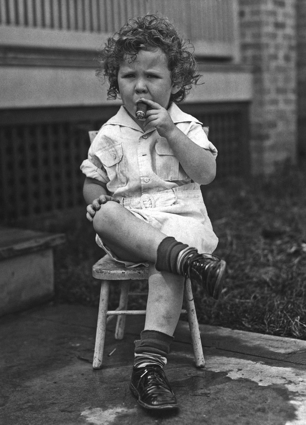 Ребенок с сигарой