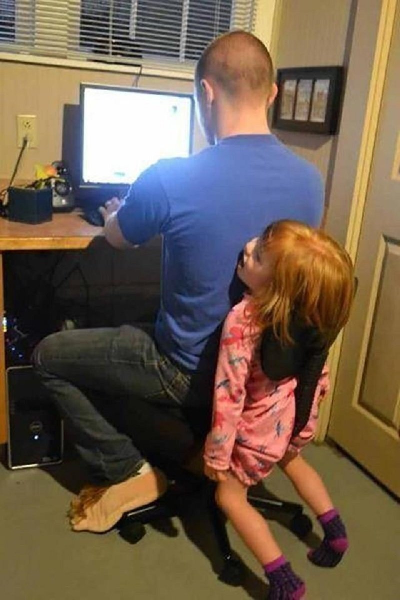 Папа залез дочке. Папа и ребенок за компьютером. Ребенок под столом. Парень за компьютером а девушка на нём. Отец и дочь за компьютером.