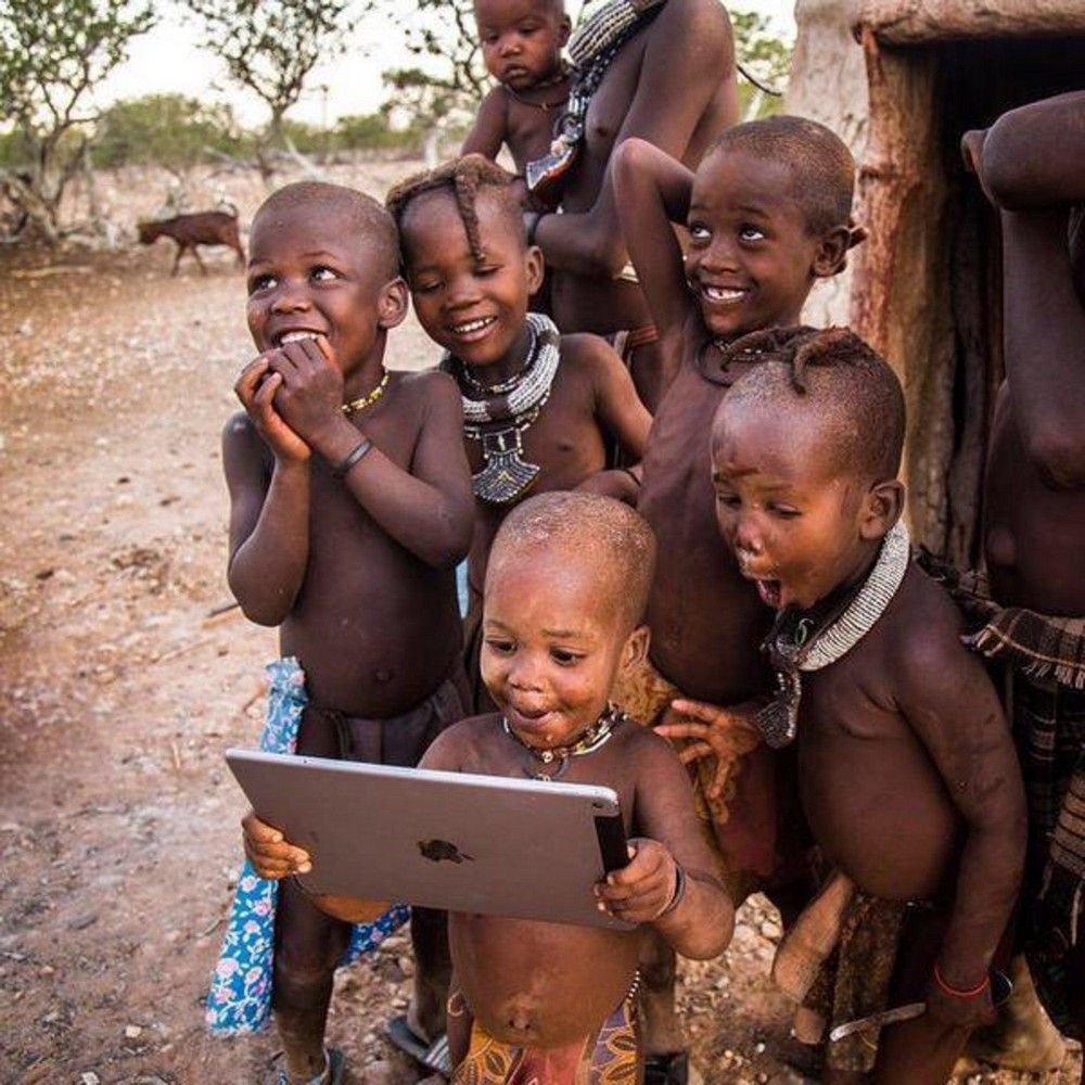 Африканские дети и планшет