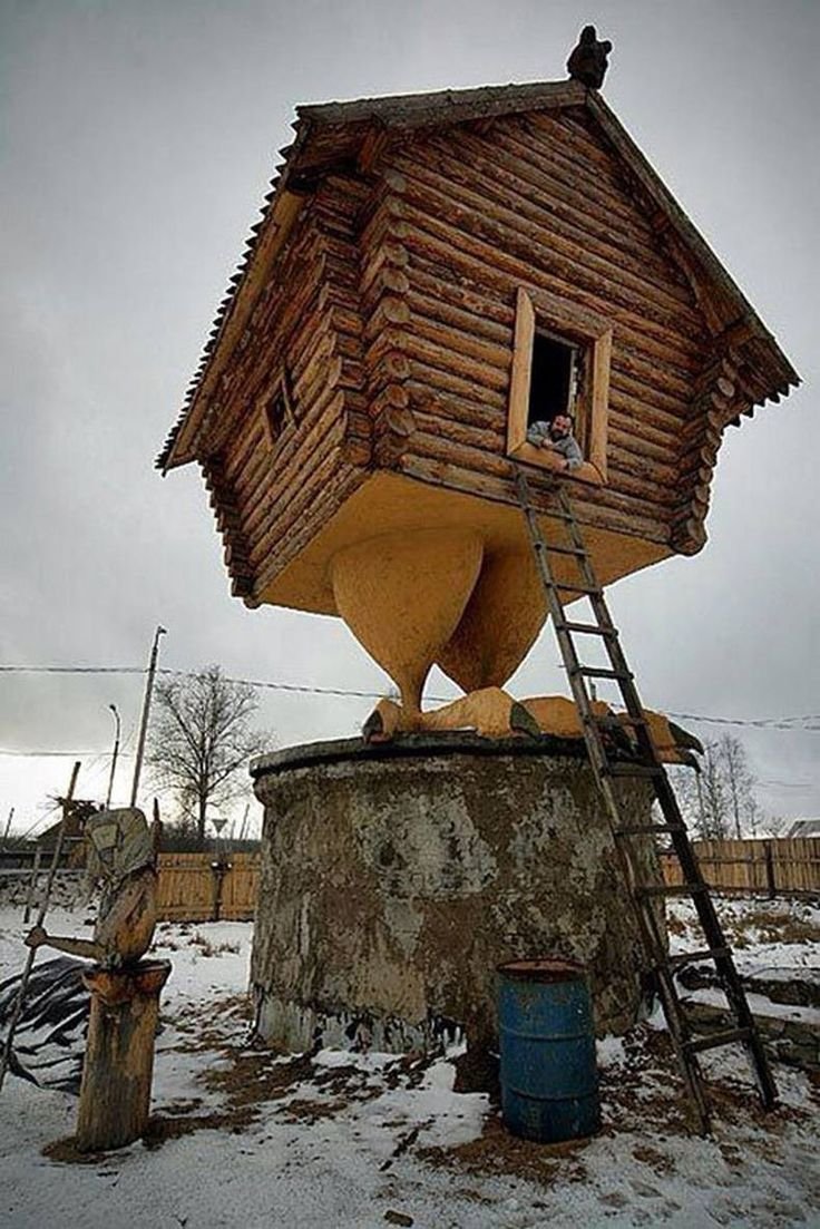 Избушка бабы-яги в поселке Ульяновка