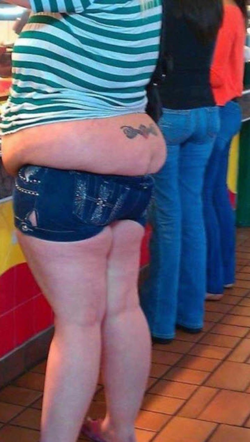 Жирная женщина в шортах