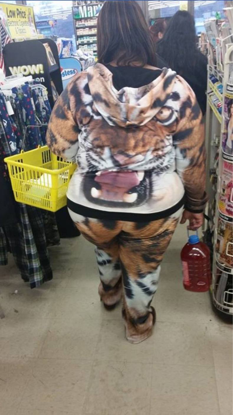 Толстый в костюме тигра