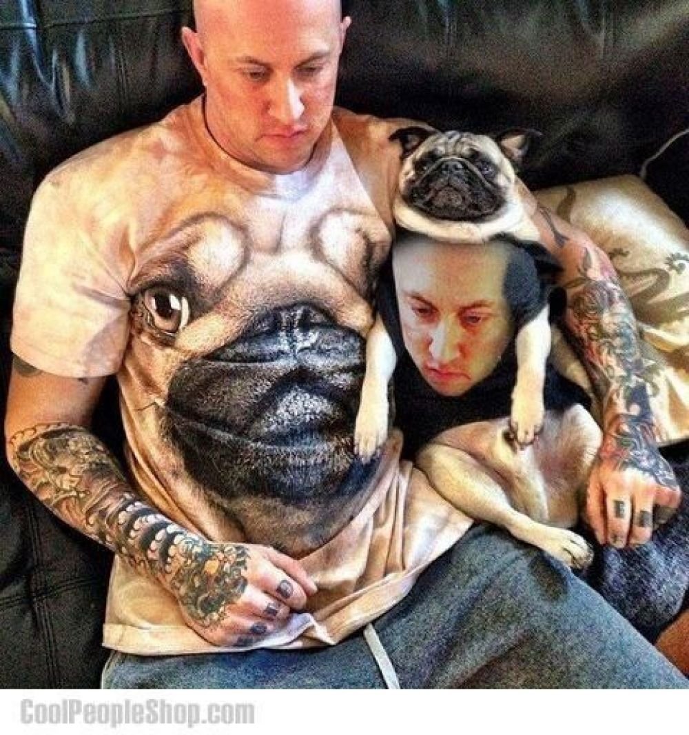 Татуированный мужчина с собакой