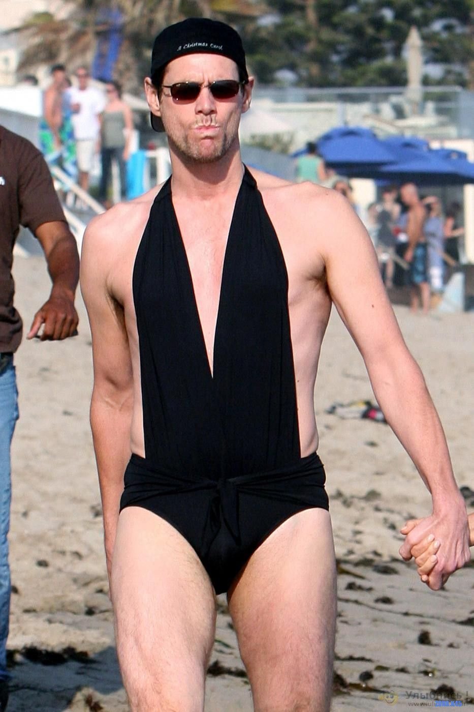Джим Керри на пляже
