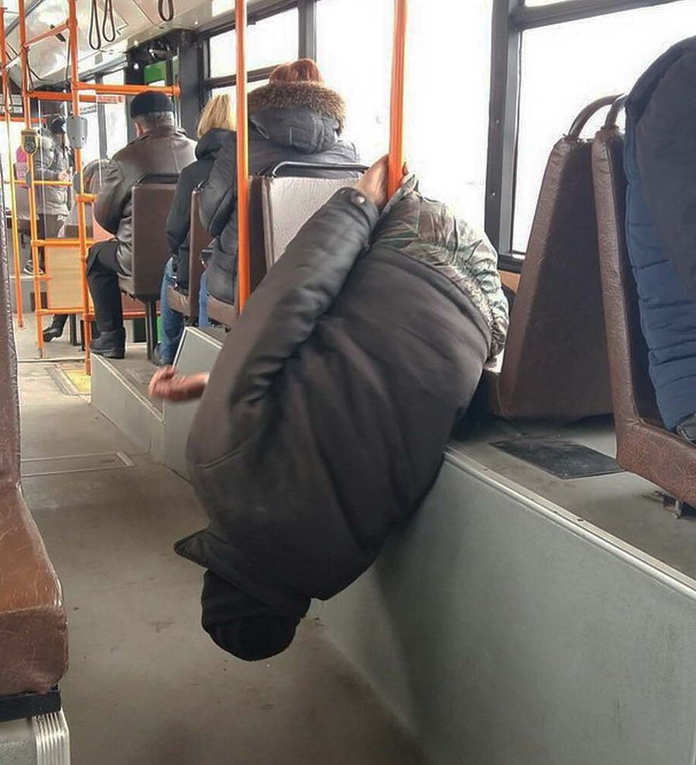 Спящий человек в автобусе