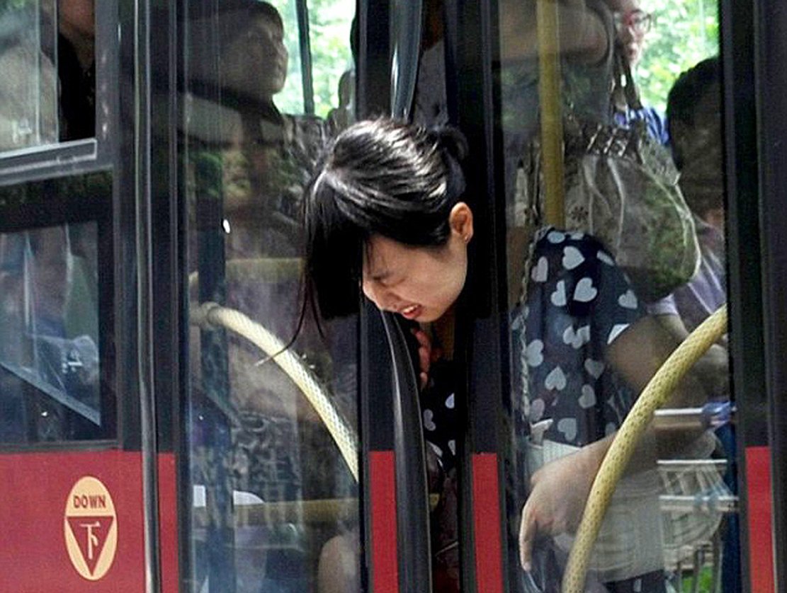 Ситуация в общественном транспорте. Смешные люди в автобусе. Японки в общественном транспорте. Японские девушки в автобусе. Приколы про общественный транспорт.