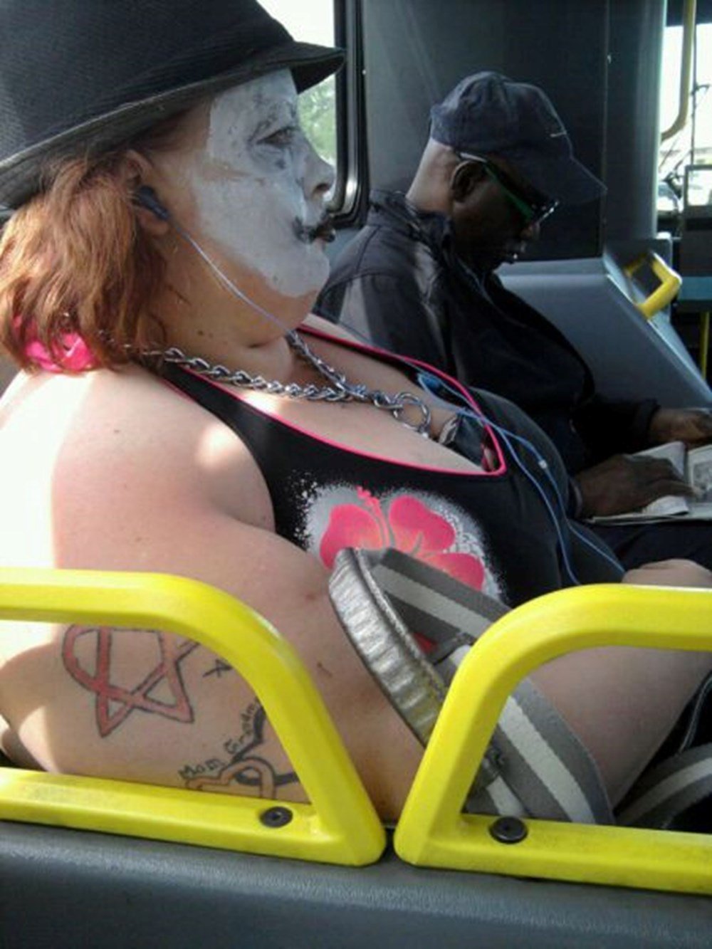 Толстые женщины в автобусе