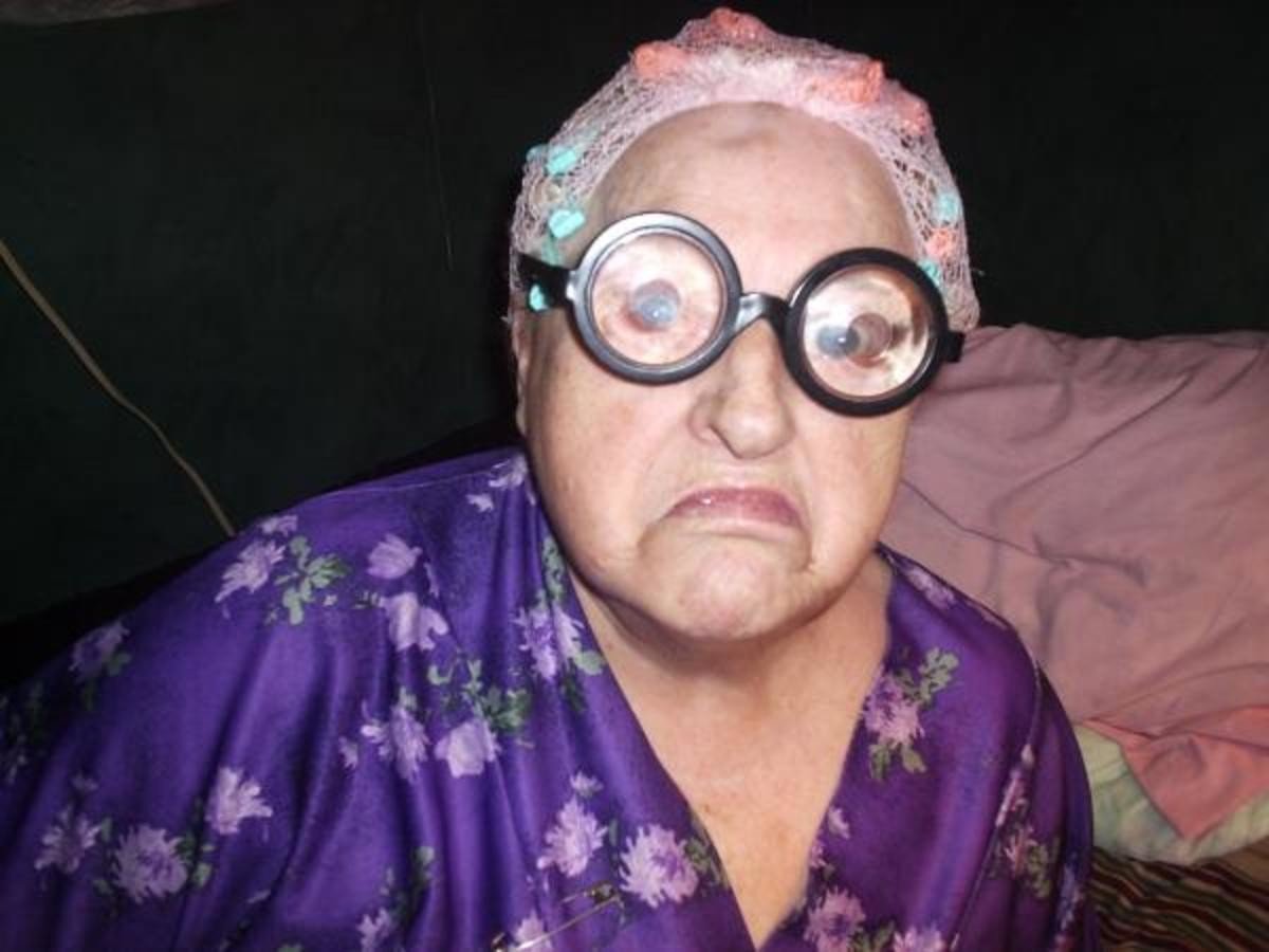 Старые жирные тетки. Бабушка с большими глазами. Бабушка в очках. Бабка с большими очками.