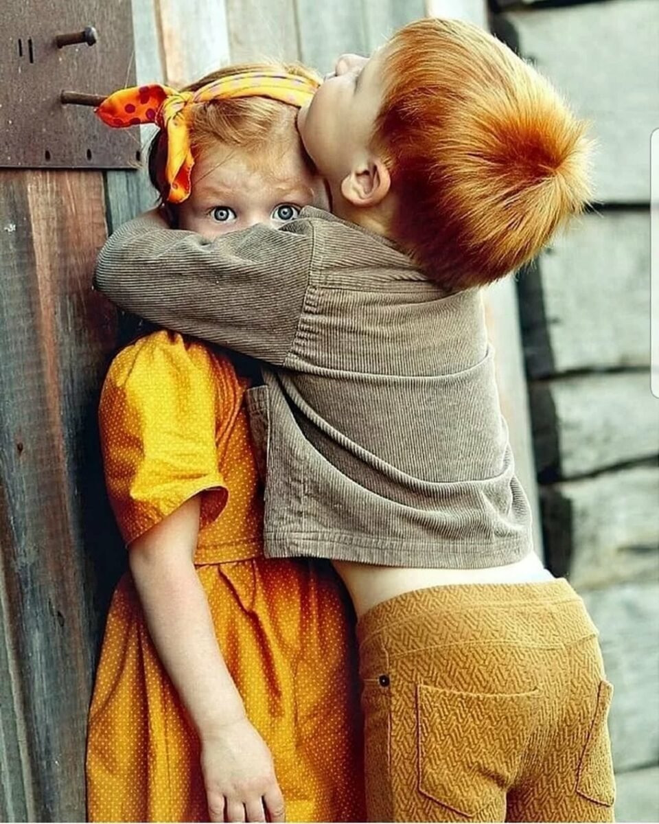 Мальчик обнимает девочку