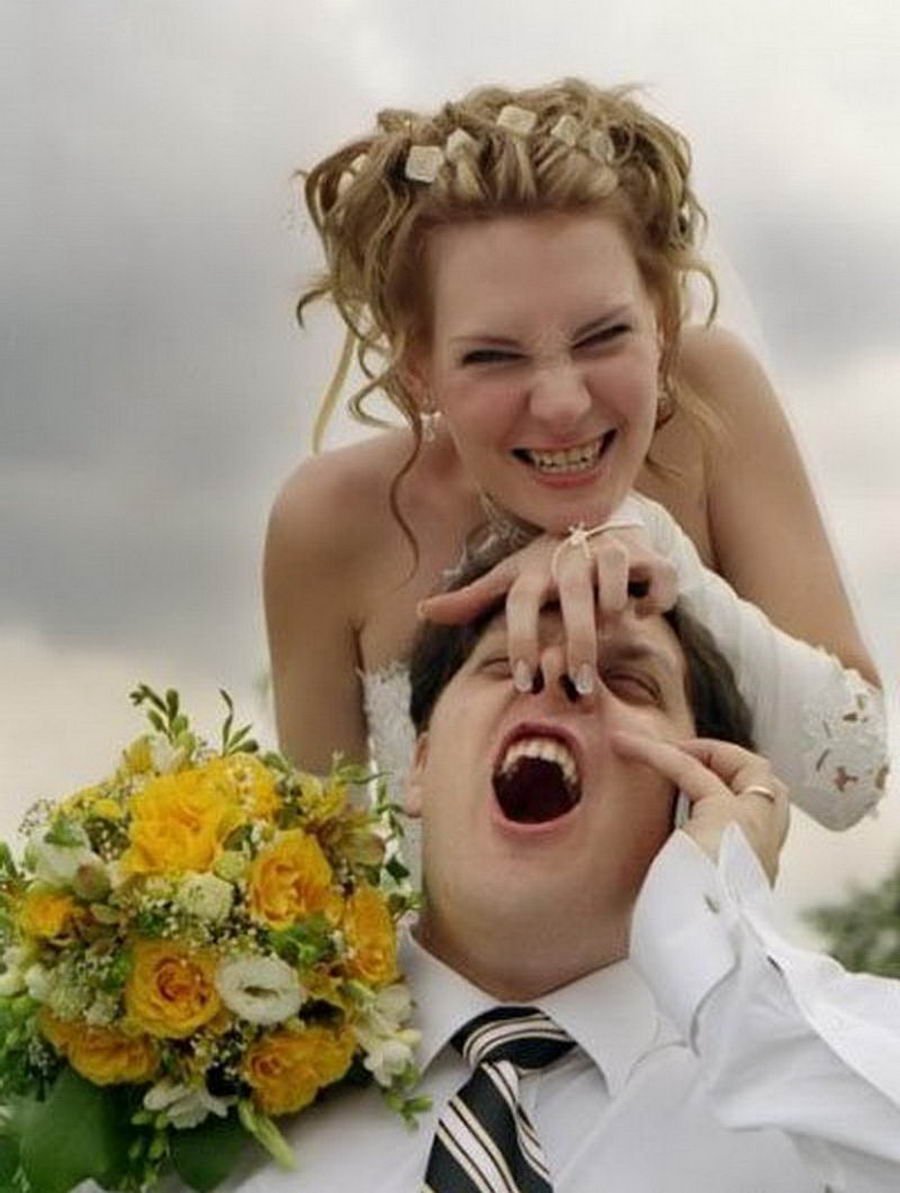 Жених юмор. Смешные Свадебные фотосессии. Смешной жених. Смешные невесты. Прикольные жених и невеста.