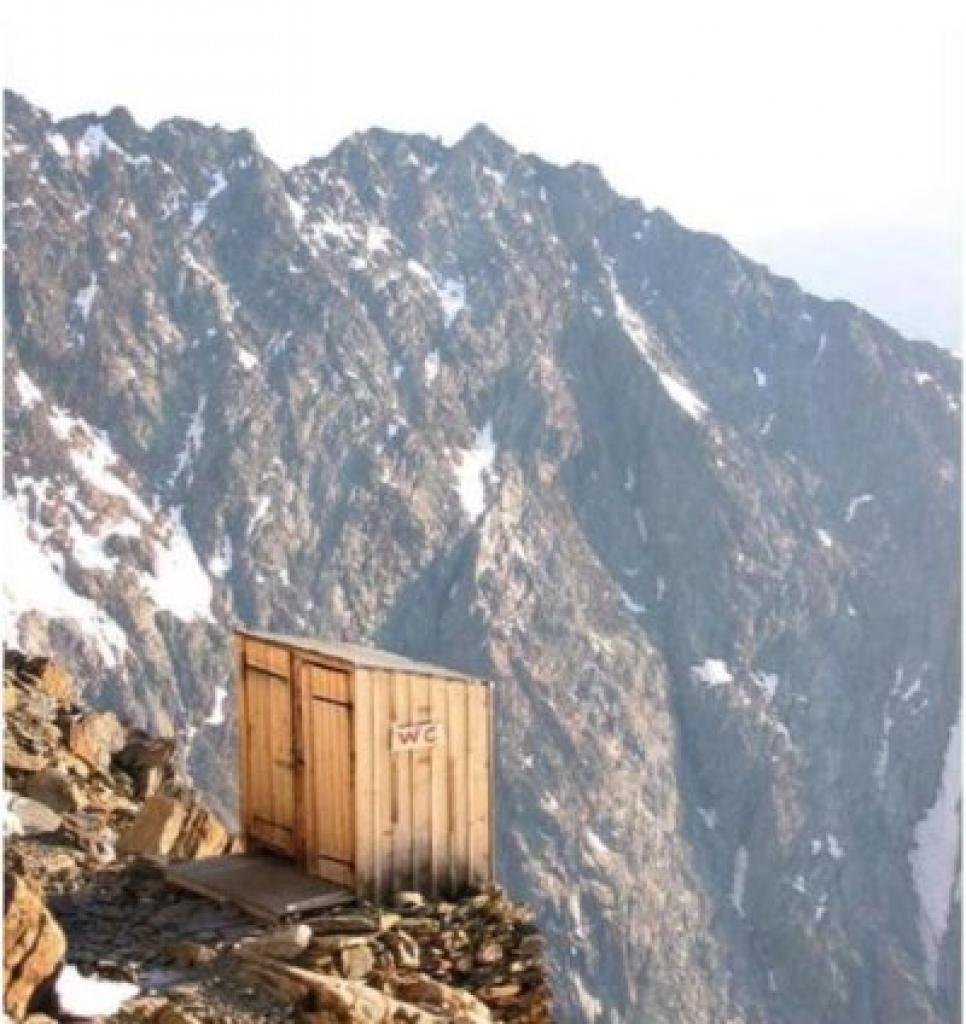 Туалет на обрыве в горах