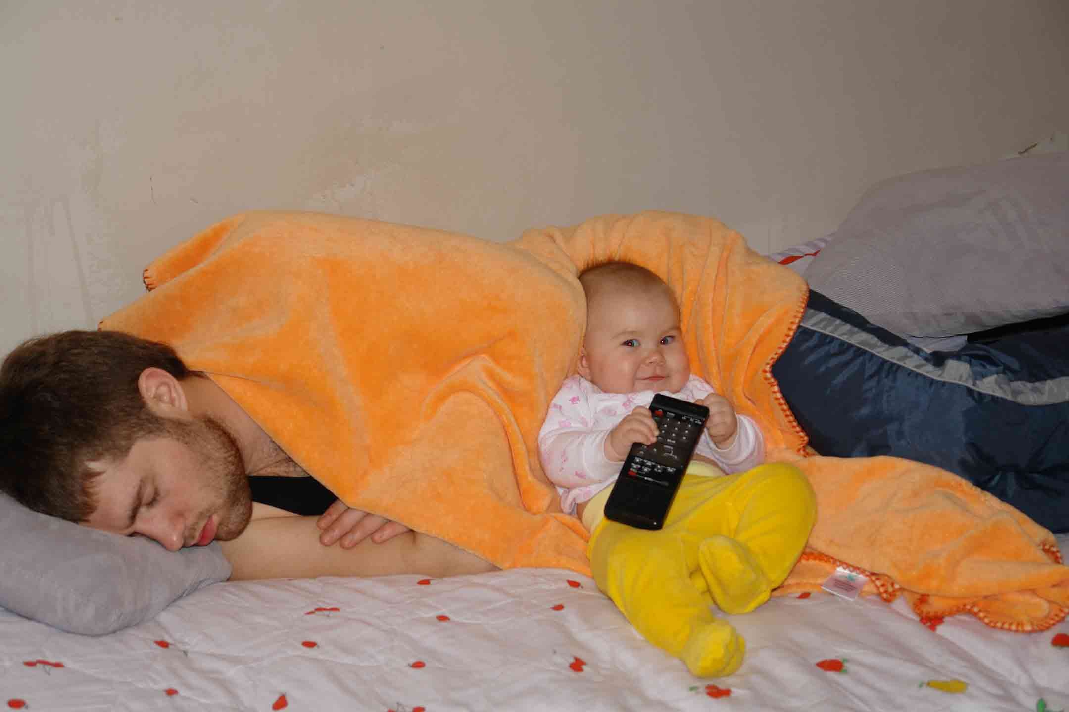Спи сыночек маленький. Папа укладывает ребенка. Папа укладывает ребенка спать.