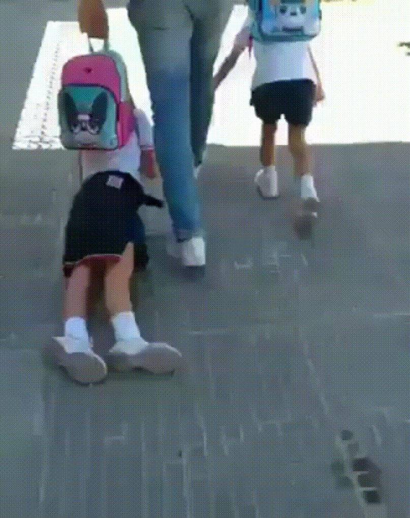 Ребенка тащат в школу