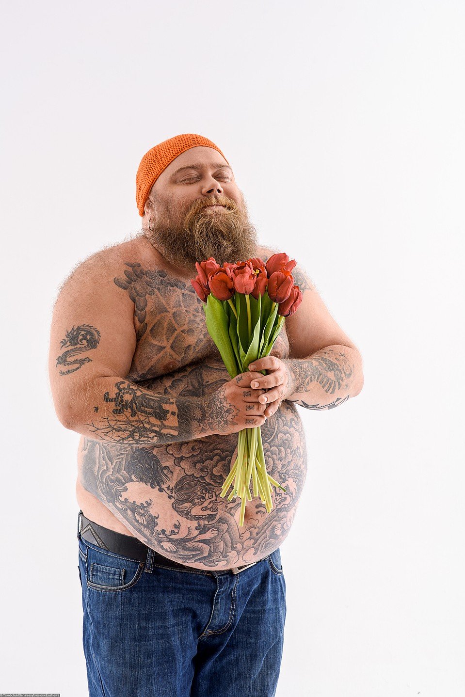 Бородатый мужик с цветами