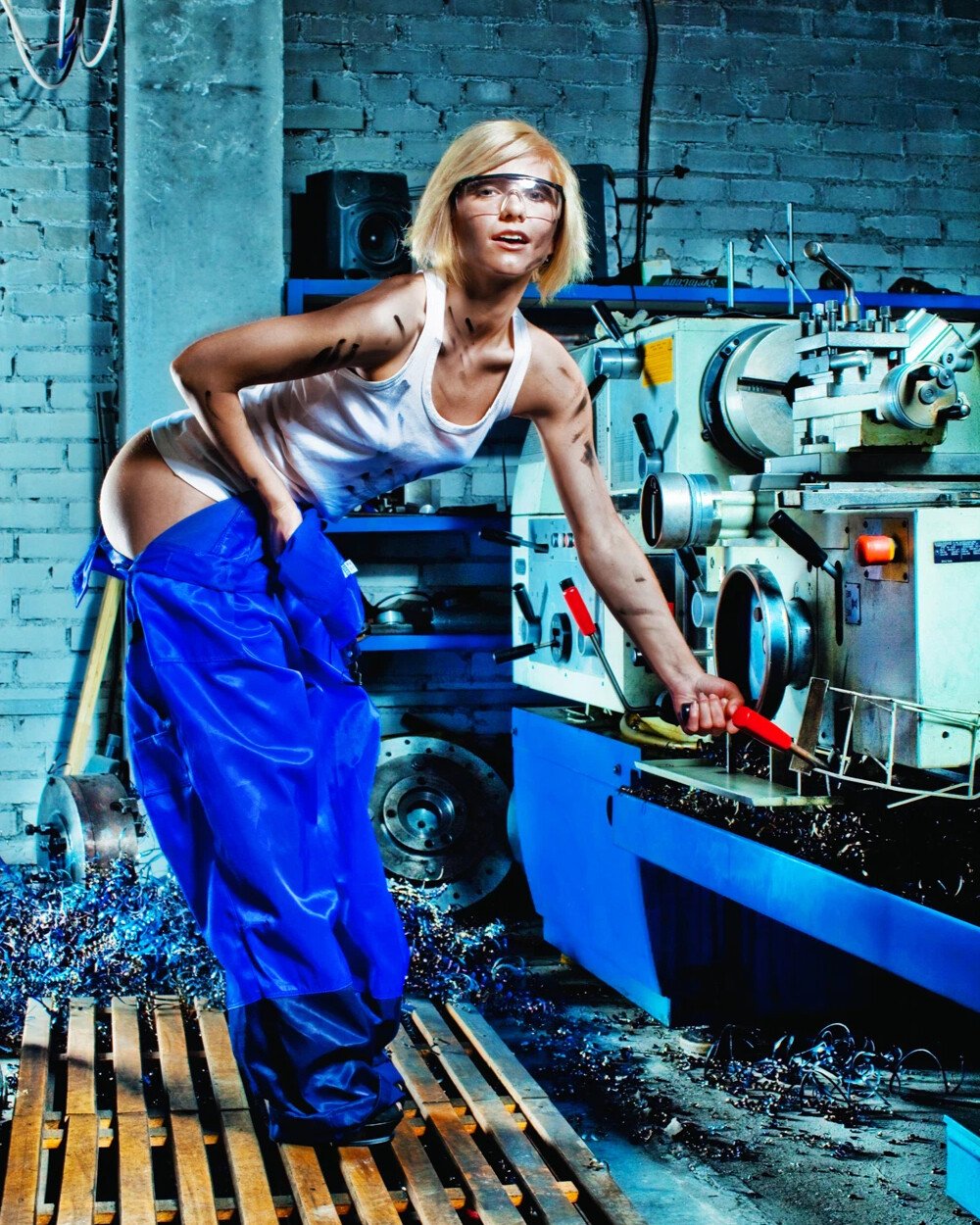 Женщина на заводе