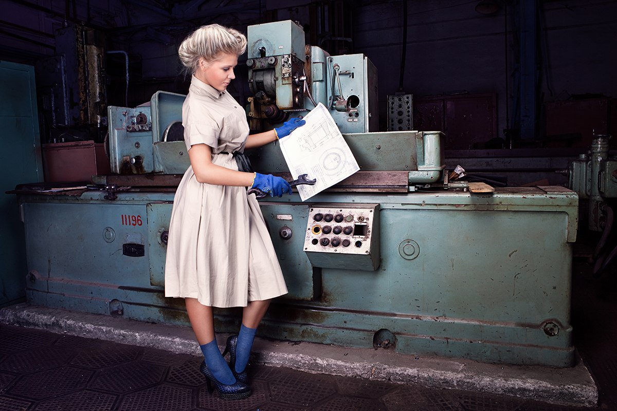 В трех фабриках работают 480 человек. Девушка в цеху. Женщина на заводе. Советские женщины на заводе. Женщина у станка на заводе.