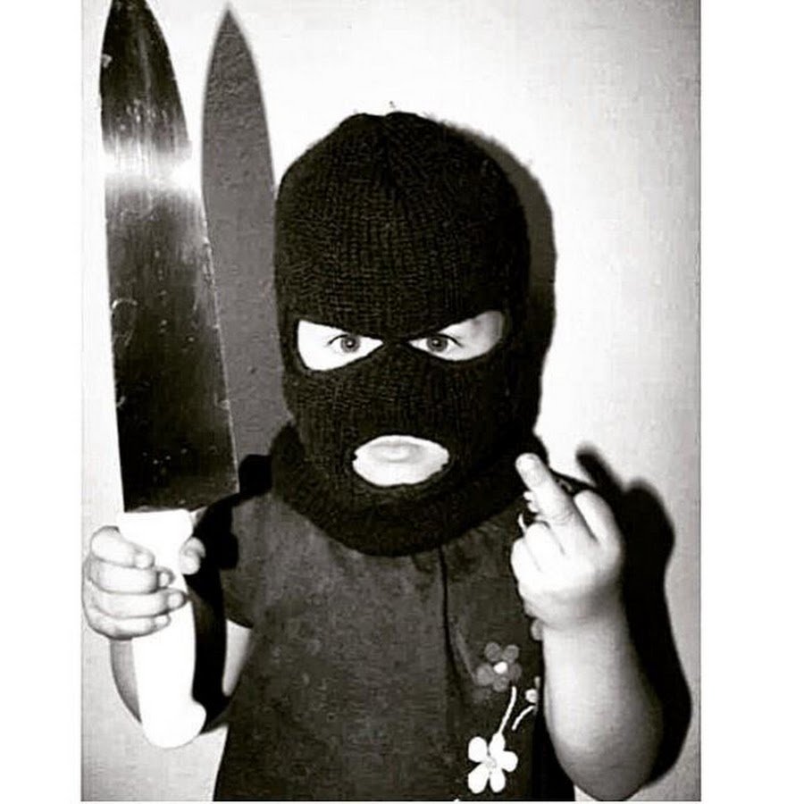 Мальчик в бандитской маске