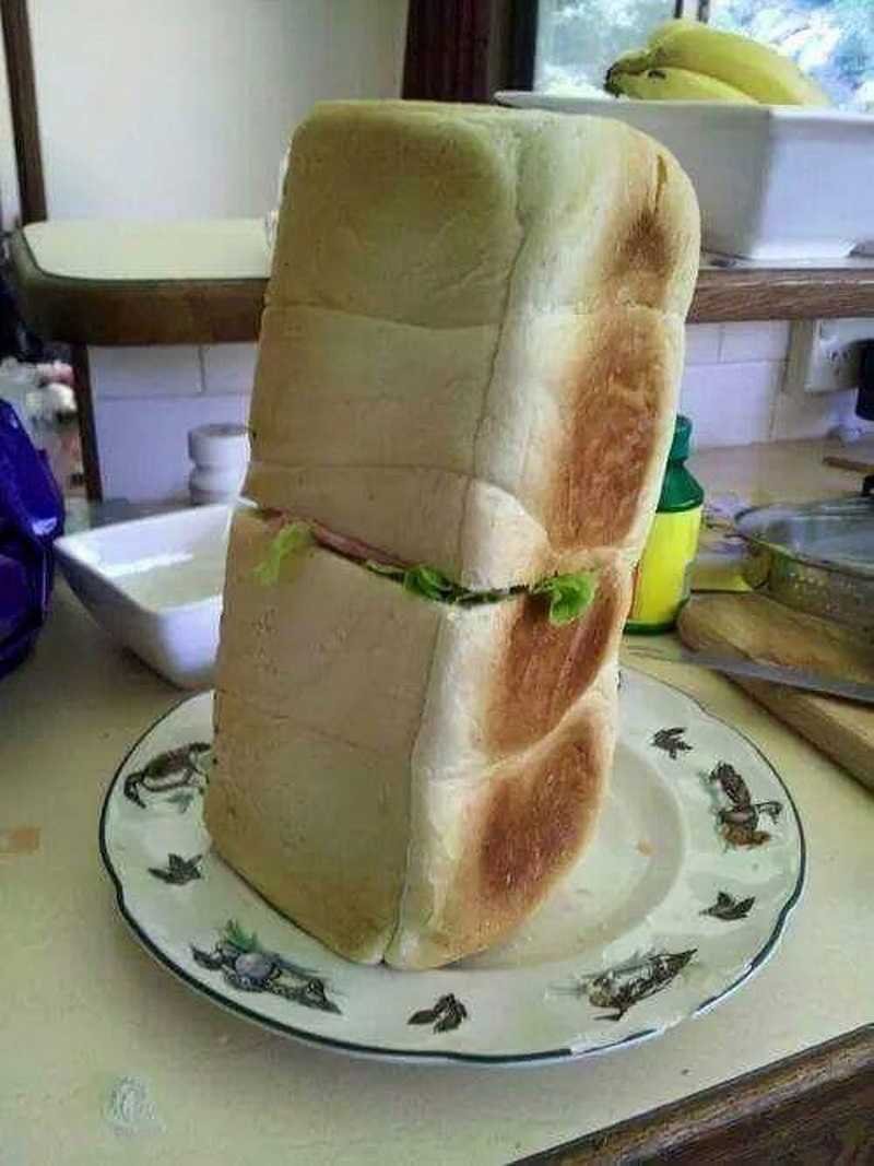 Огромный бутерброд с колбасой