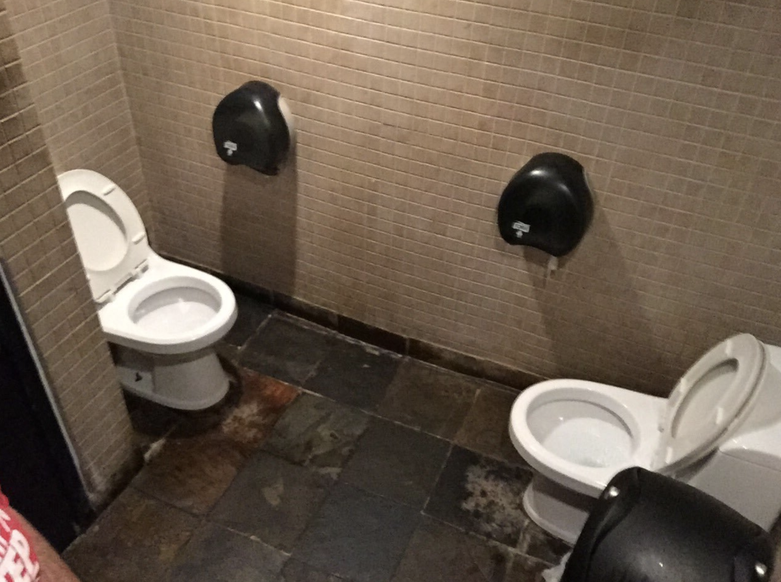 Повезло что находились в туалете. Унитазы напротив. Туалеты друг напротив друга. Два унитаза. Унитаз напротив унитаза.