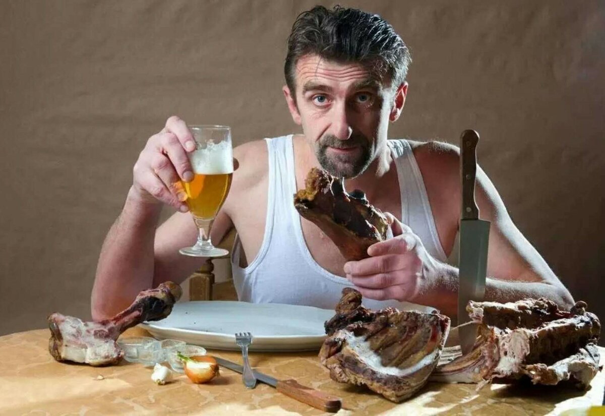 У нас есть мясо 2016. Мужик за столом. Мужчина за едой. Мужчина за столом с едой. Еда для мужчин.