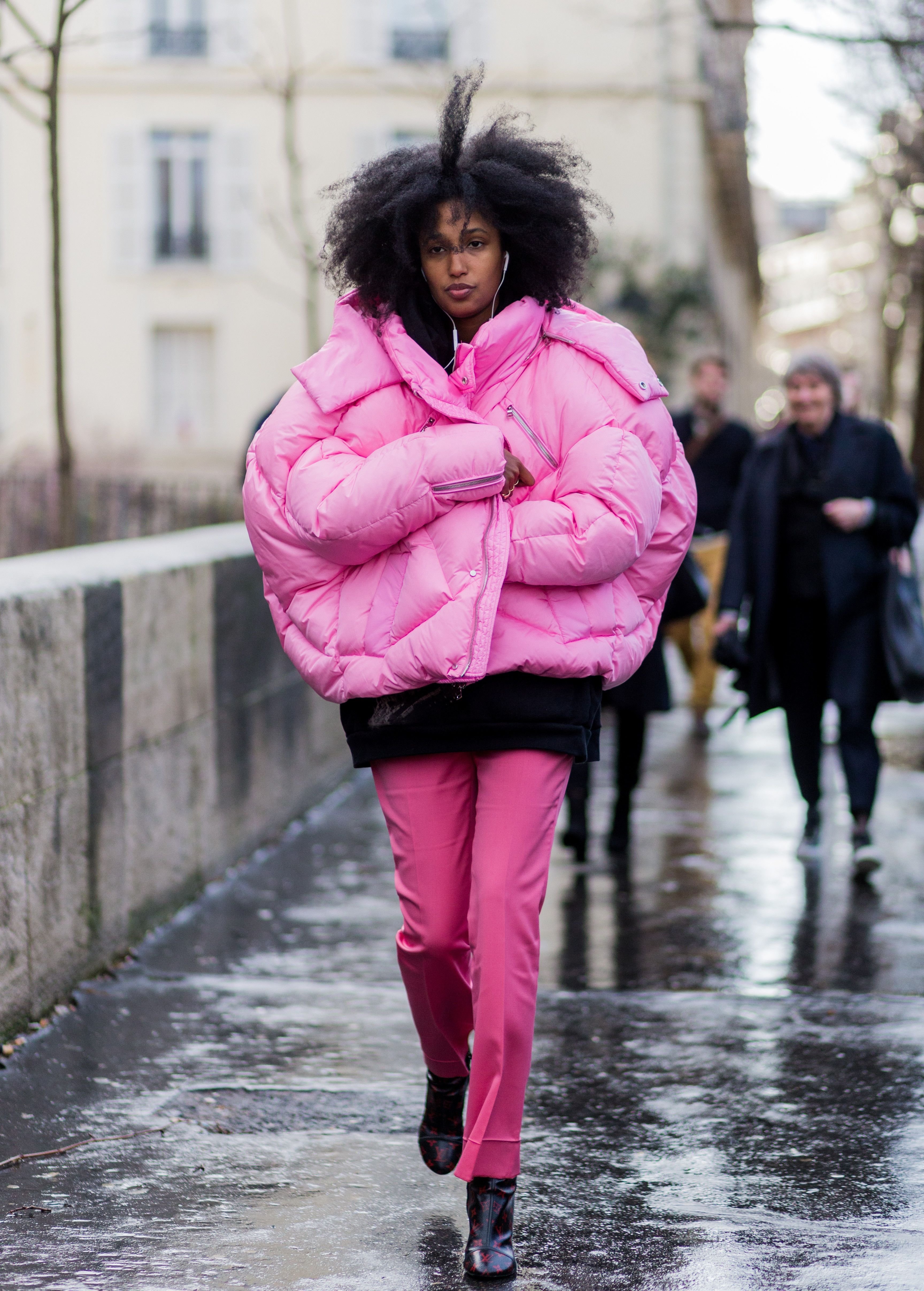 Розовая куртка с чем носить. Пуховик оверсайз стрит стайл 2020. Пуховик оверсайз стрит стайл. Пуховик оверсайз Street Style. Пуховик оверсайз зима 2022.