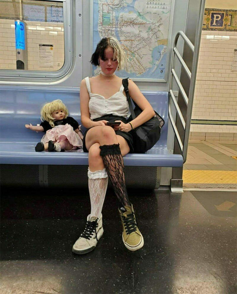 Мужик в шортах в метро