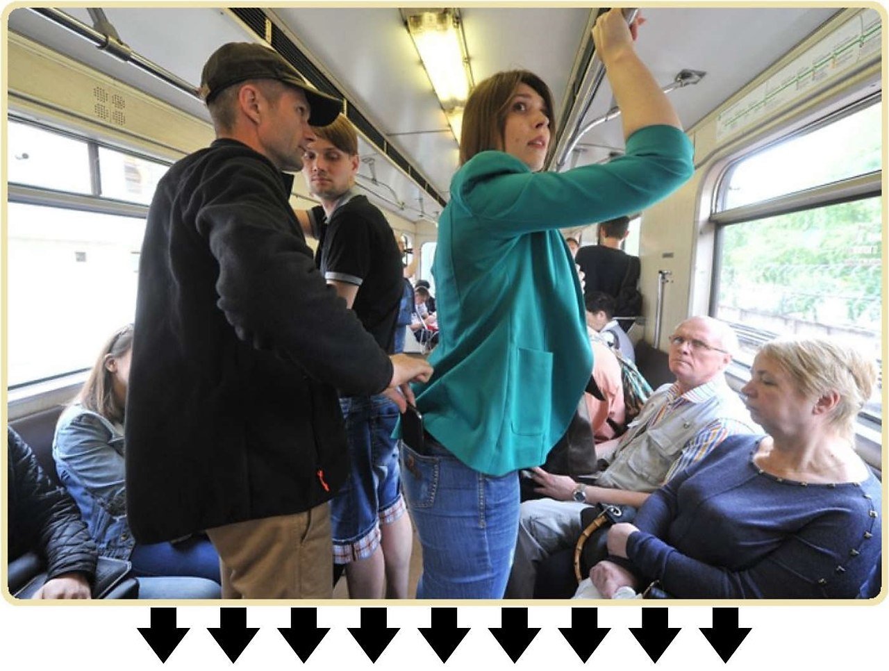 Лапаю девушек в метро. Прижимание в общественном транспорте. Люди в транспорте. Люди в трамвае. Прижимается в транспорте.