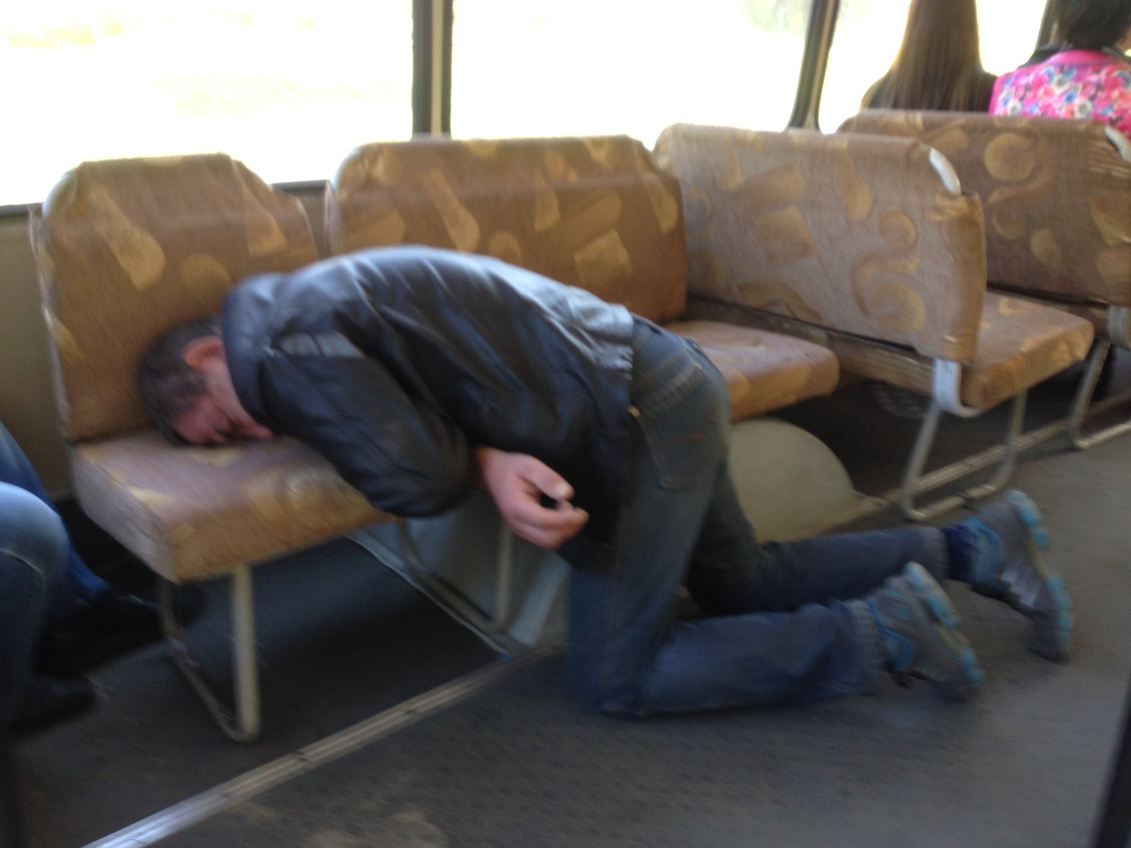 Видео спящих пьяных парней. Спящий человек в автобусе.