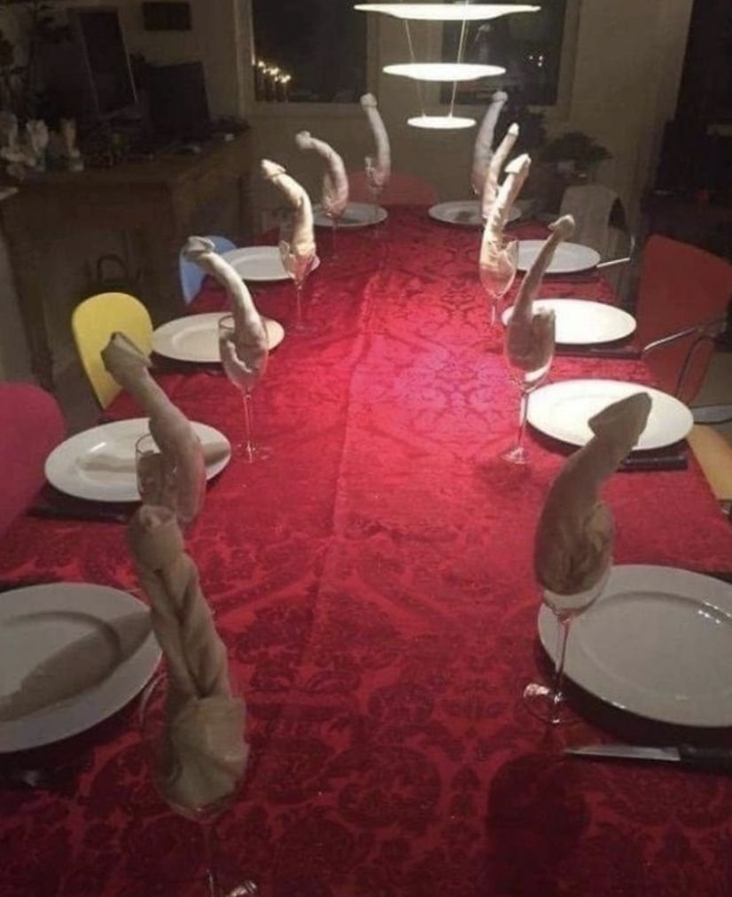 Хотела украсить стол лебедями