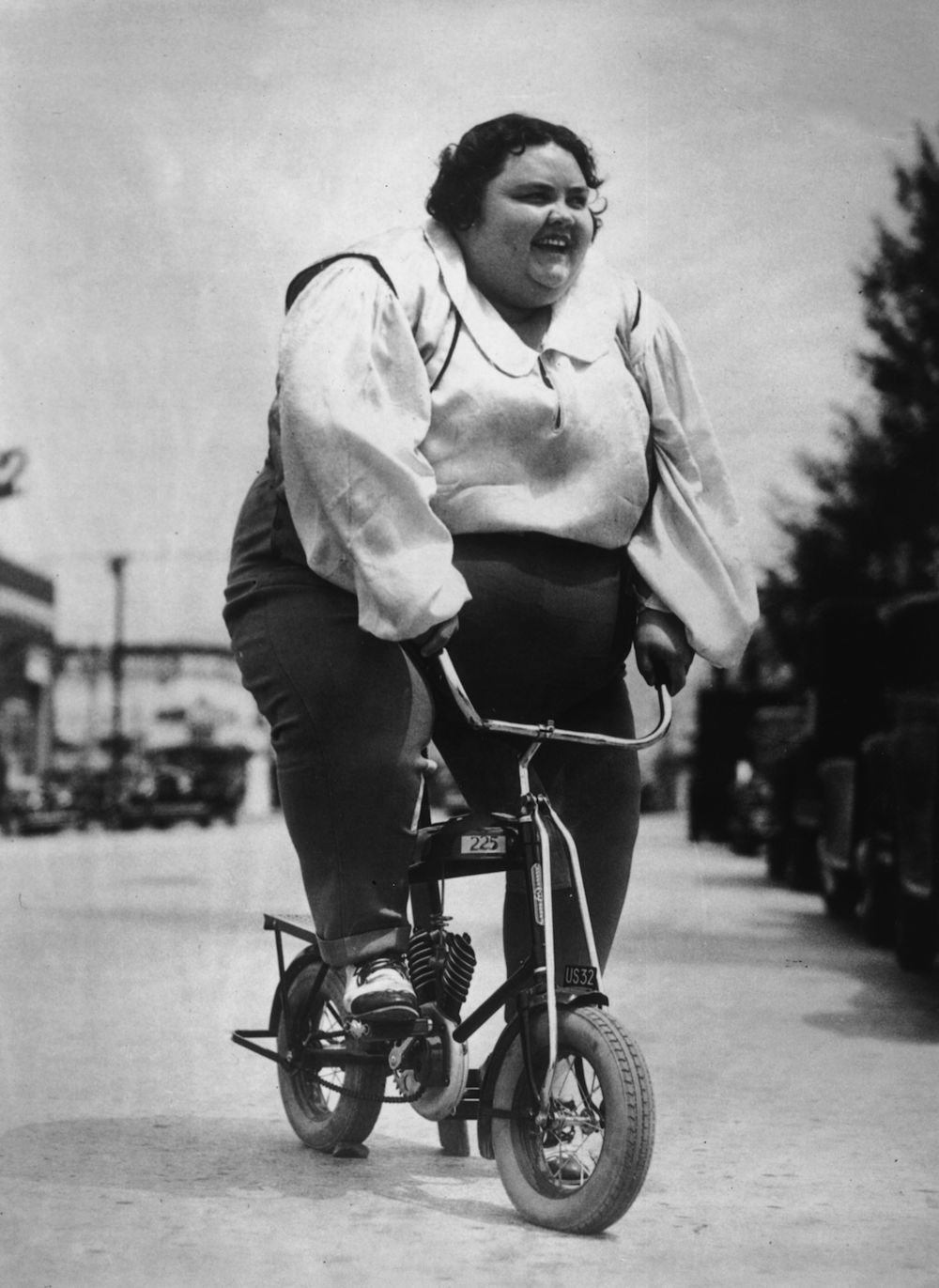 Толстая женщина на велосипеде