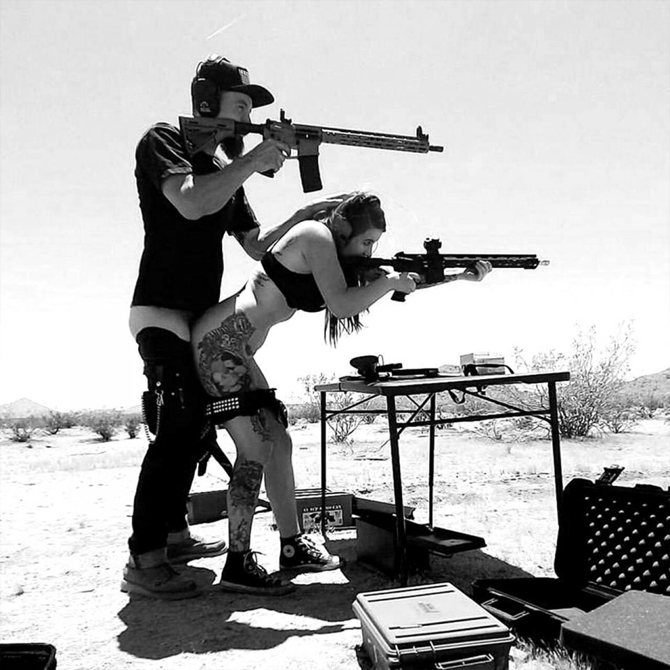 Парень и девушка с оружием