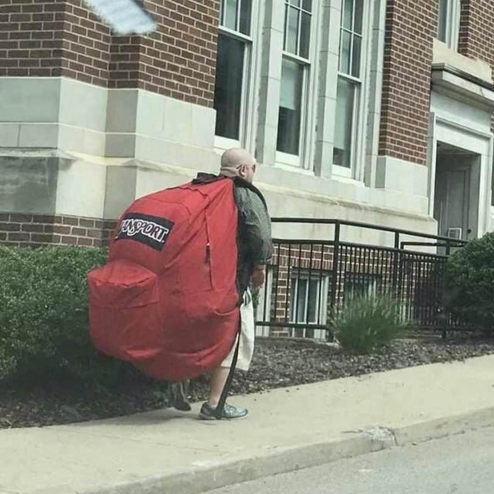 Человек с большим рюкзаком