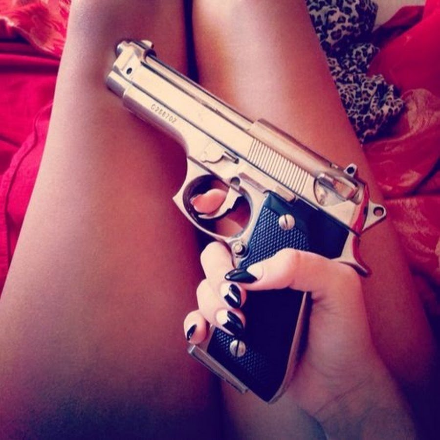 Девушка с оружием прикол