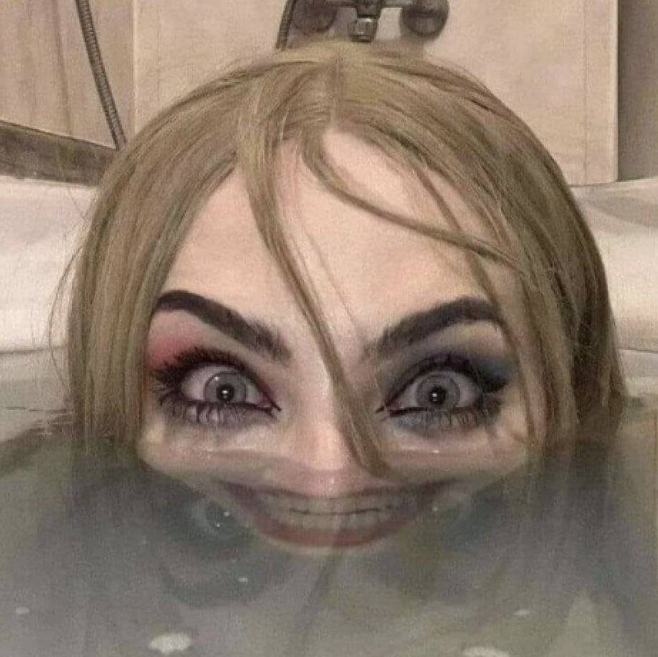 Смешная девушка в ванне