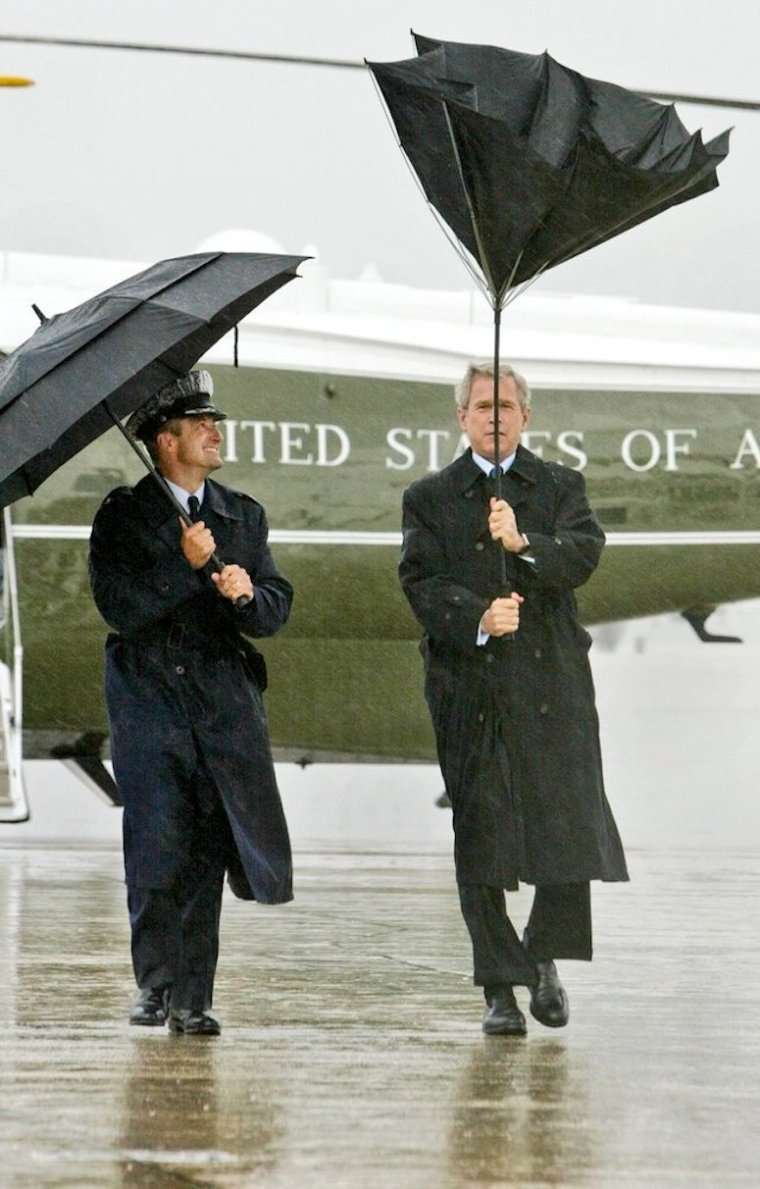 Джордж Буш и зонт
