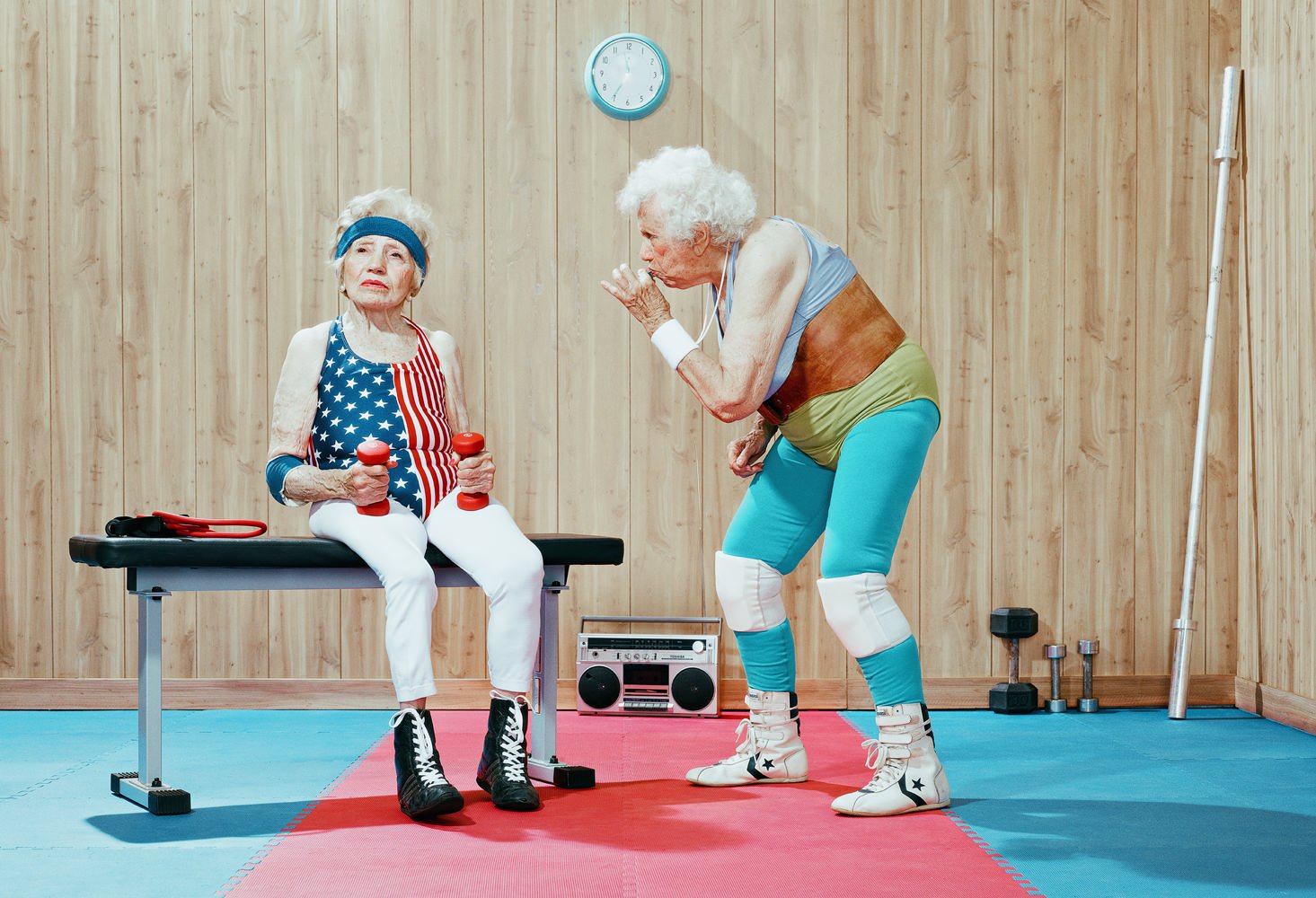 Бабушка фут. Бабушка спорт. Бабули в спортзале. Физкультура для пожилых. Спортивные старики.