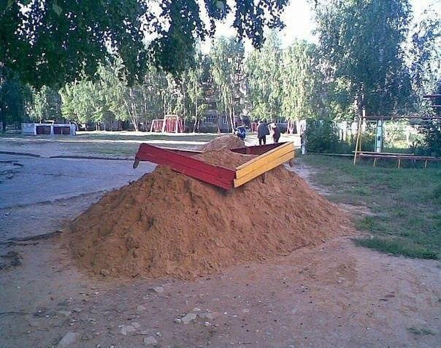 Громадная щедрость. Смешная песочница. Песок на детской площадке. Это плохая песочница. Песочница прикол.