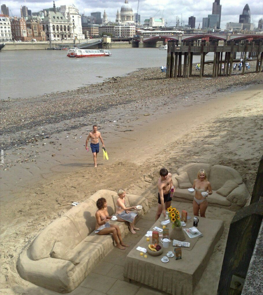 Мебель из песка на пляже