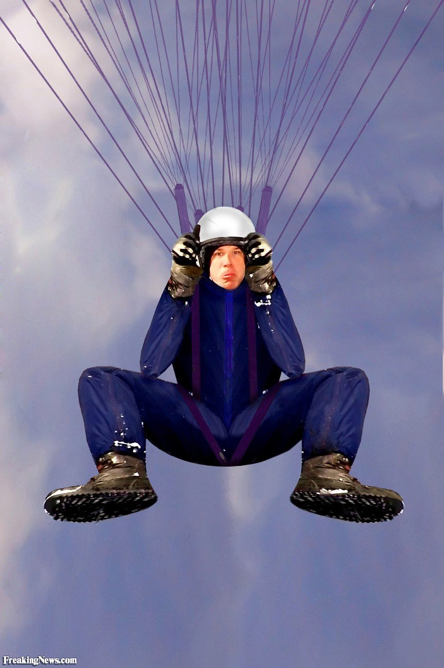 Человек прыгает с парашютом