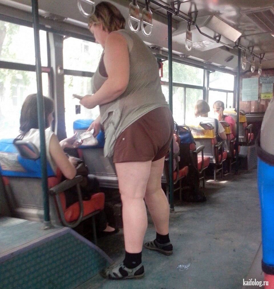 Толстая кондукторша в автобусе