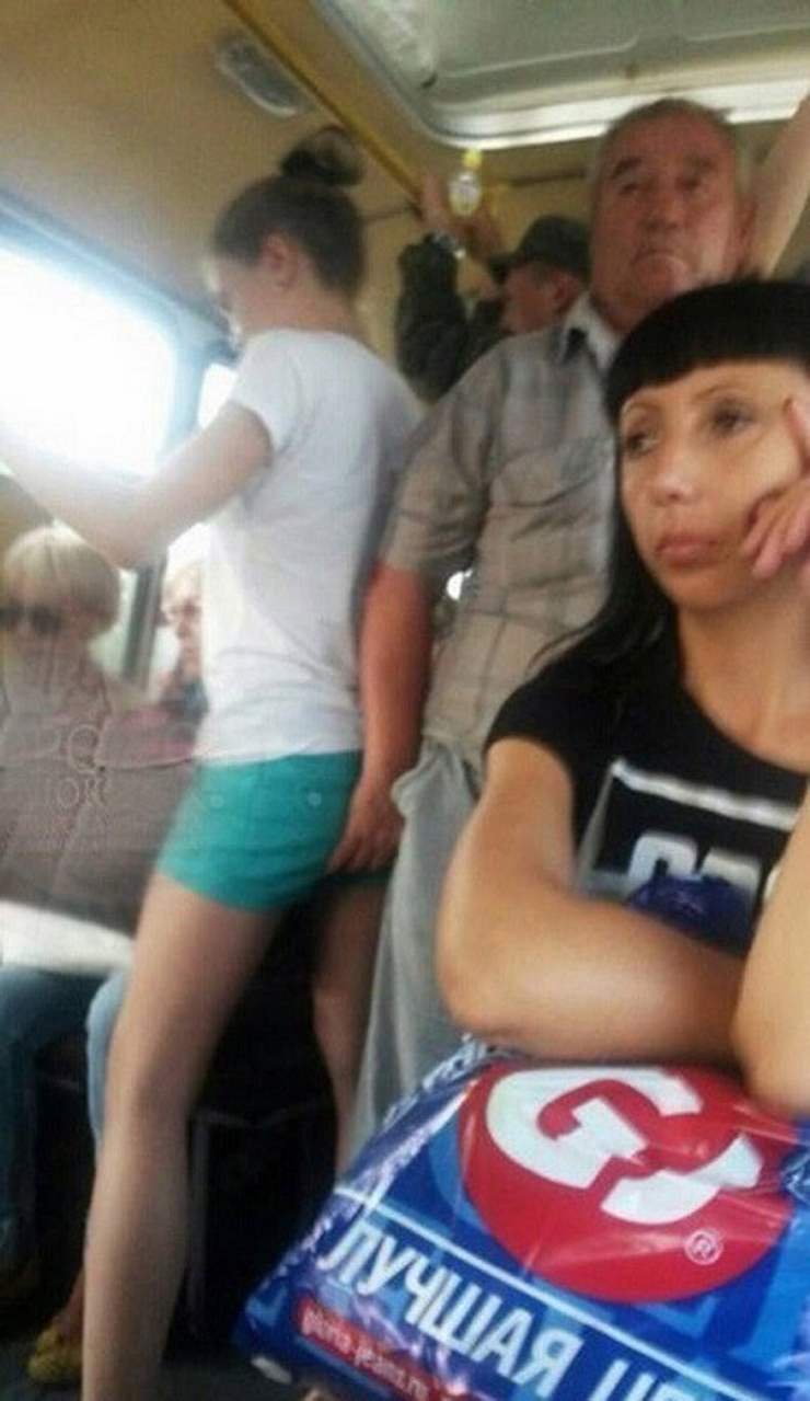 Лапаю девушку в автобусе