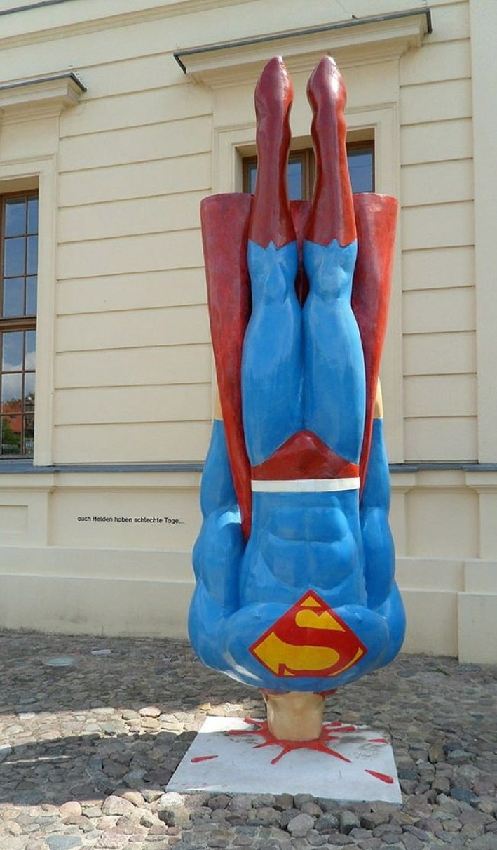 Статуя Супермена