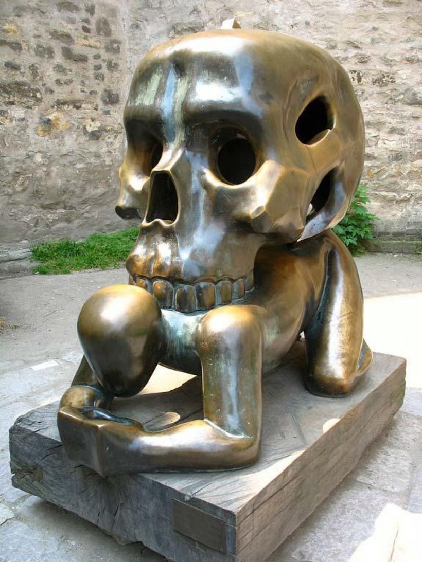 Статуя девушки с черепом (Чехия, город Микулов)