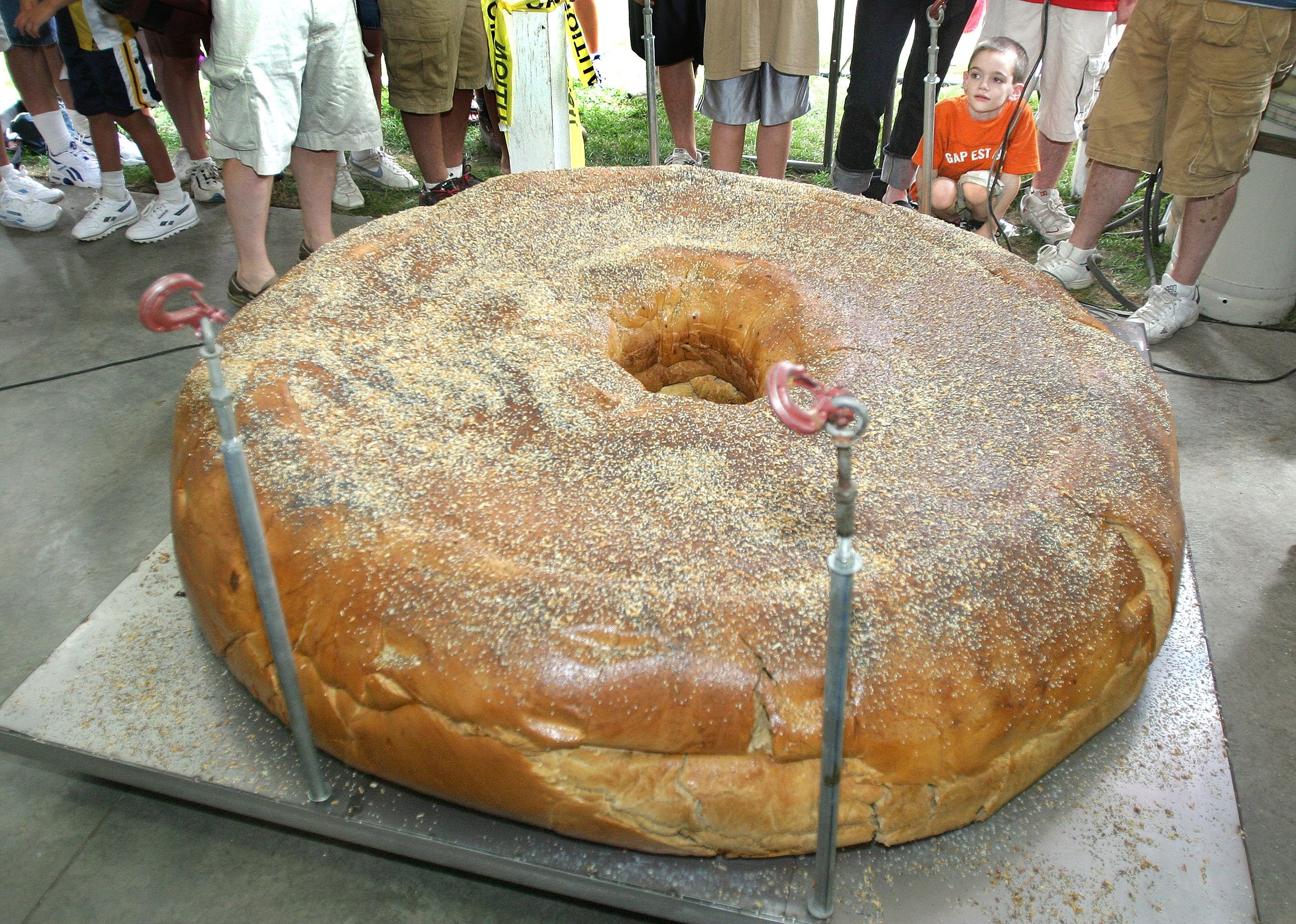 С неба падает гигантская еда название. Огромная булочка. Самый большой хлеб. Самая большая булочка в мире. Огромный Бублик.