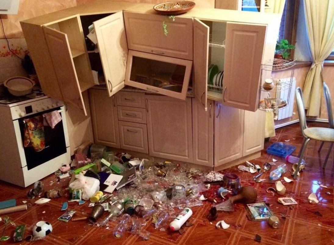С плохо собранными. Сломанный кухонный гарнитур. Разбитый шкаф. Поломанная мебель. Упал кухонный шкаф.