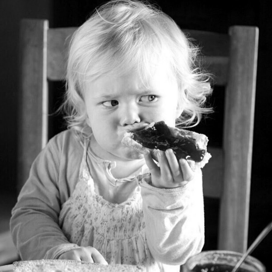 Ребенок ест варенье